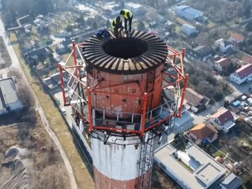 Mladíci sa vyšplhali na 115 metrov vysoký komín v Petržalke