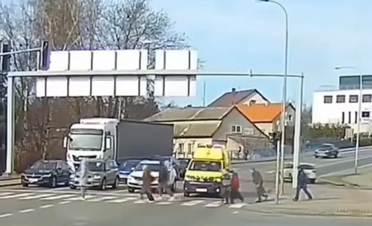 Video z Česka ťa skutočne pobúri. Ľudia nedali prednosť húkajúcej sanitke, šofér im vulgárne vynadal