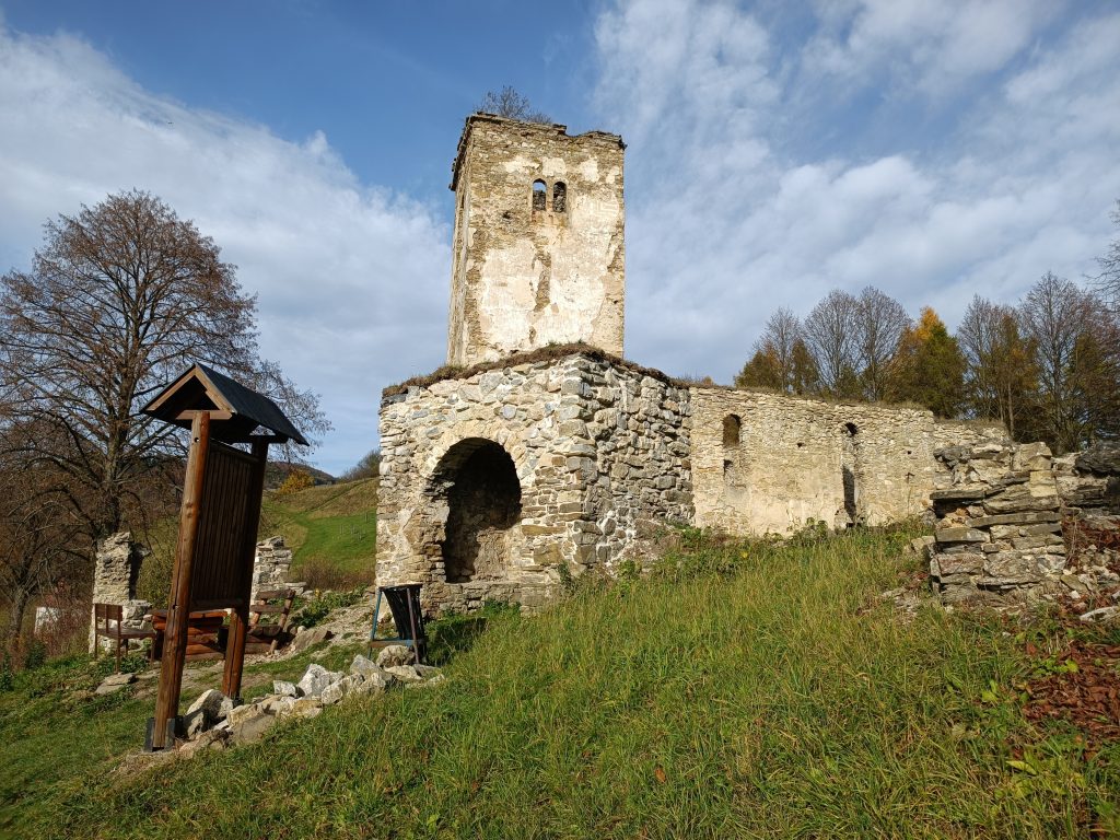Sedliacka Dubová, kostol, tip na výlet, Slovensko