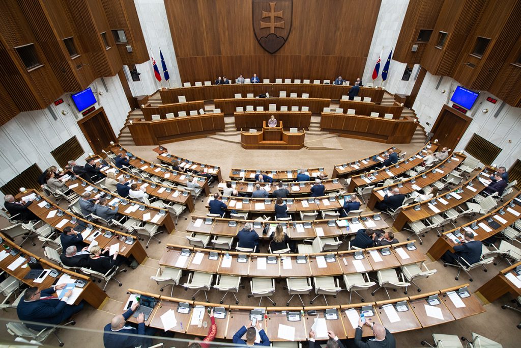 Koľko zarábajú slovenskí poslanci? Ich platy sa pohybujú v tisícoch