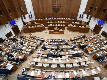 Koľko zarábajú slovenskí poslanci? Ich platy sa pohybujú v tisícoch