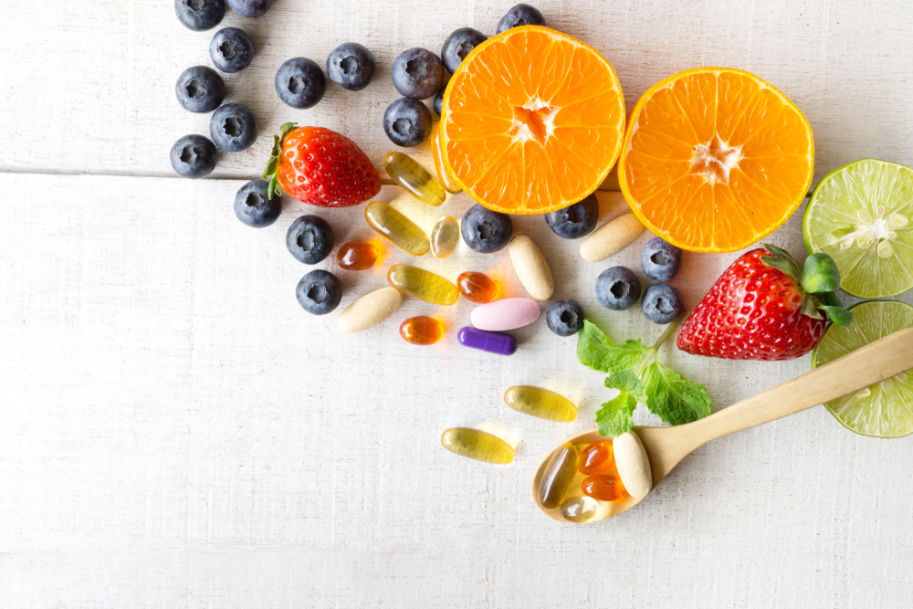 jedlo, ovocie, vitamíny, zdravá strava, pomaranč, jahoda, čučoriedka, limeta