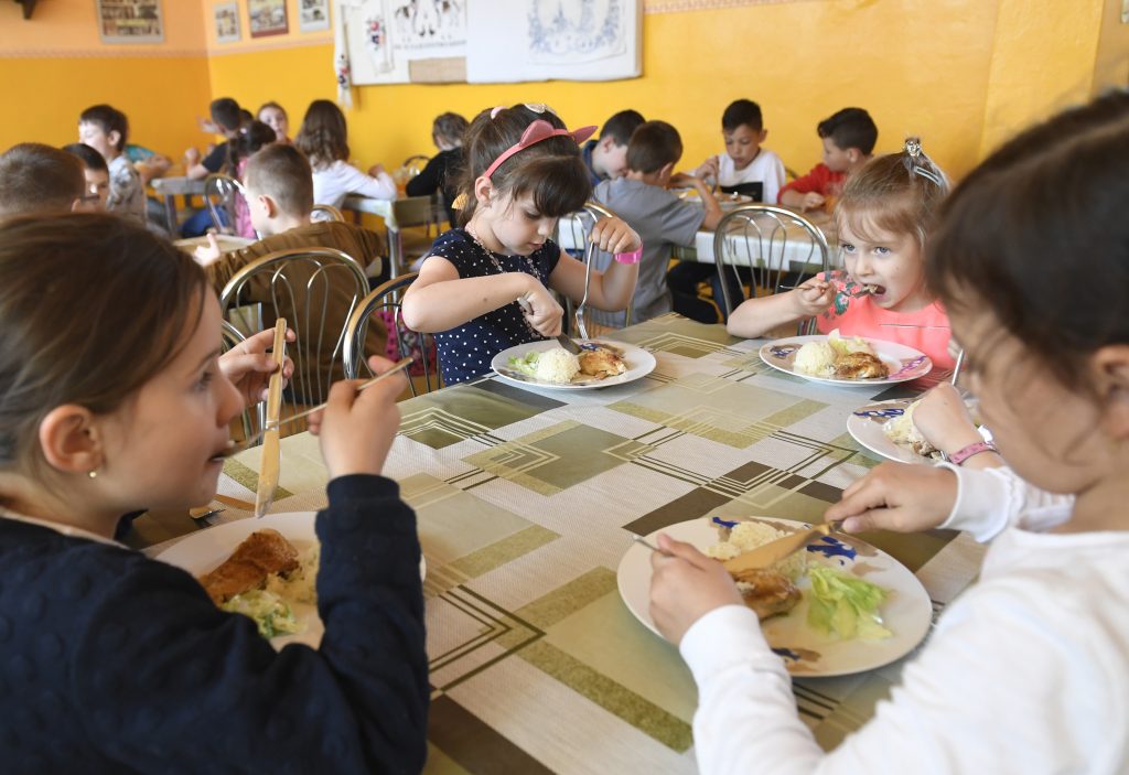 jedlo, deti, jedáleň, škola, žiaci, Slovensko
