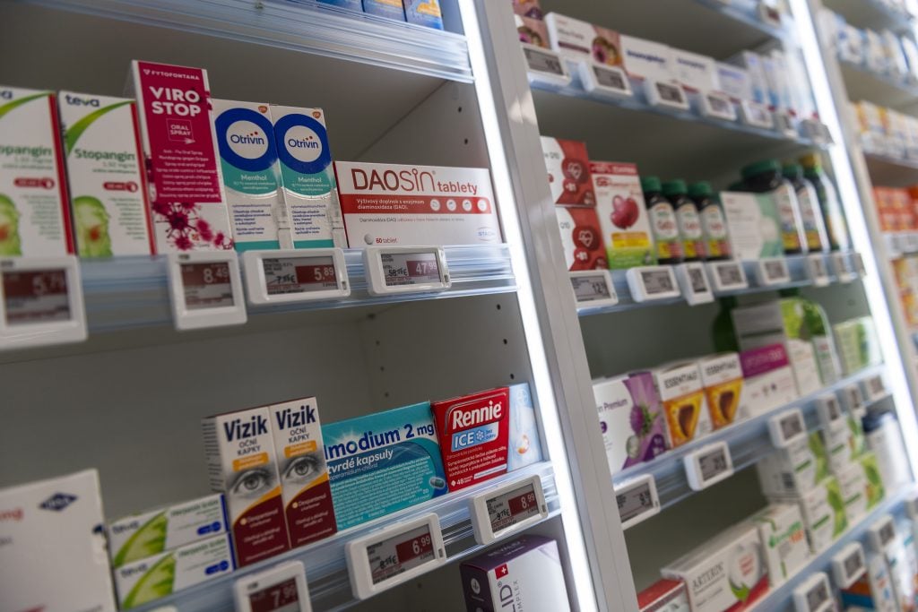Slovenské lekárne sťahujú z obehu Ibuprofen a ďalšie známe lieky. Prečo sa to deje?