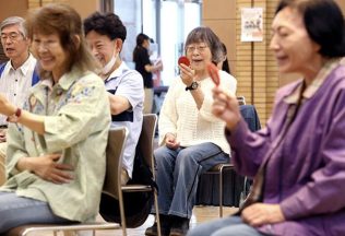 Japonci chodia na kurzy, kde sa učia znovu usmievať a nevyzerať trápne