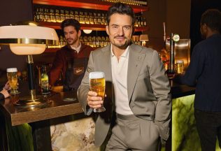 Hollywoodsky herec Orlando Bloom sa stal tvárou českého piva Staropramen. Bude ho propagovať v zahraničí