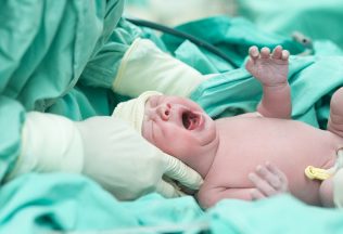 Nočná mora všetkých slovenských mamičiek. Lekári pri pôrode dieťaťu odtrhli hlavičku