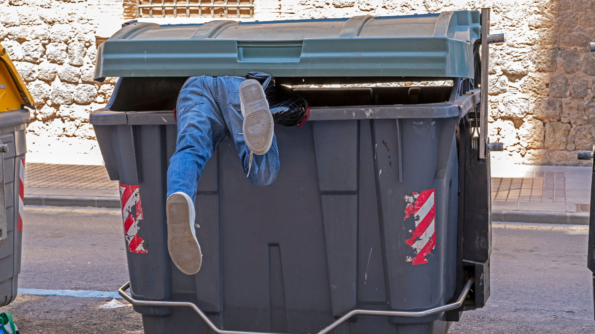 Je na Slovensku legálne vyberať odpadky z kontajnerov? Odpoveď vôbec nie je jednoduchá