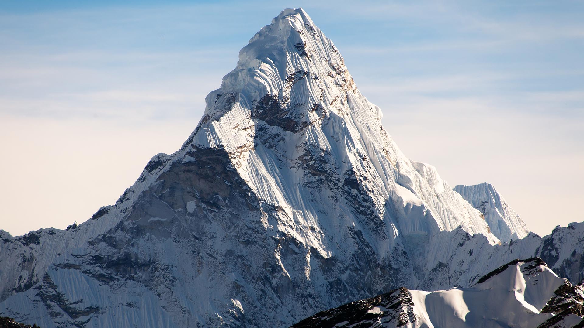 Pred 70 rokmi bol oficiálne zdolaný Mount Everest. Čo si o najvyššej hore sveta nevedel?
