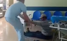 Slovákov šokovalo video z Košíc. Zdravotník vyhodil bezdomovca z nemocnice, ťahal ho za ruky