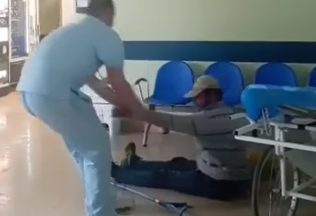 Slovákov šokovalo video z Košíc. Zdravotník vyhodil bezdomovca z nemocnice, ťahal ho za ruky
