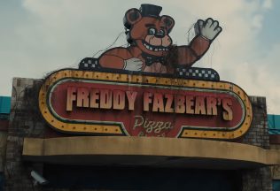Kultová videohra Five Nights at Freddy's ožíva vo filme. Zvierací roboti v prvom traileri vraždia nevinné obete