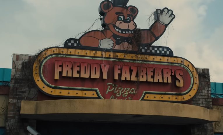 Kultová videohra Five Nights at Freddy's ožíva vo filme. Zvierací roboti v prvom traileri vraždia nevinné obete