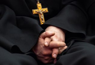 Francúzski kňazi musia nosiť QR kód, ktorý informuje, či nie sú sexuálnymi delikventmi