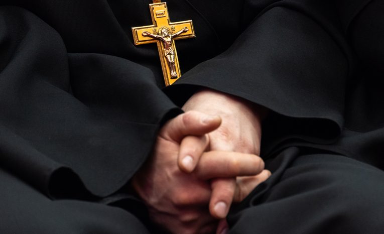 Francúzski kňazi musia nosiť QR kód, ktorý informuje, či nie sú sexuálnymi delikventmi