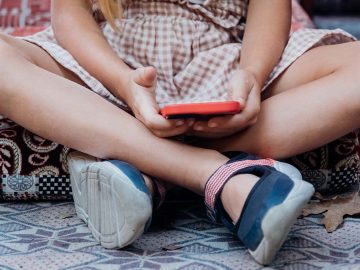 Dievčaťu sa bez vedomia rodičov podarilo minúť všetky rodinné úspory na mobilné hry