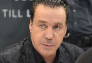 Slovenka zažila afterparty Rammsteinu. Aj slovenské kapely si vyberajú dievčatá z publika, tvrdí človek z brandže