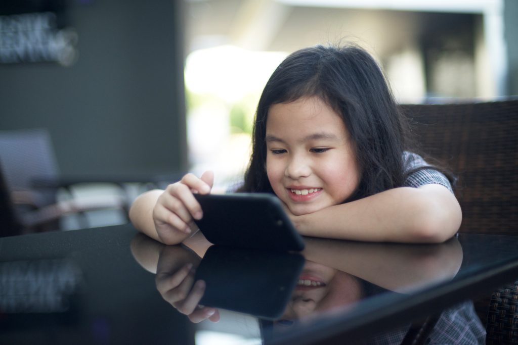 Dievčaťu sa bez vedomia rodičov podarilo minúť všetky rodinné úspory na mobilné hry