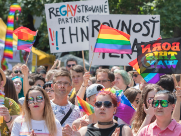 Na jednu z najkrajších budov v Bratislave vyvesili dúhovú vlajku. Môže za to aj tento slovenský politik