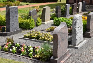 Kam budú pochovávať mŕtvych, keď na cintorínoch už nebude miesto? Angličania majú bizarné nápady