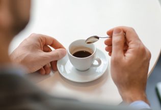 Už si dnes mal rannú kávičku? Podľa vedcov ťa chráni pred týmto ochorením