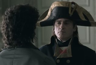 Joaquin Phoenix sa predstavuje ako cisár Napoleon v prvom traileri lákavého historického veľkofilmu