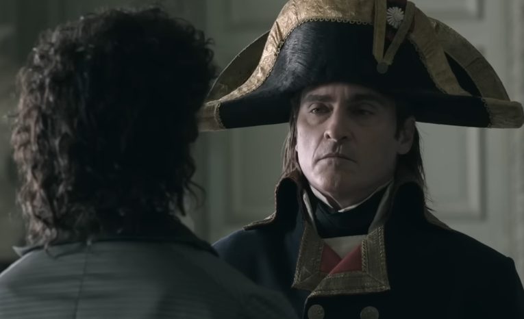 Joaquin Phoenix sa predstavuje ako cisár Napoleon v prvom traileri lákavého historického veľkofilmu