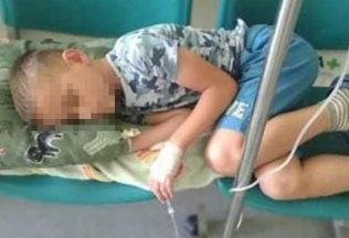 Pohroma v slovenskej nemocnici. Dieťaťu podávali infúziu na stoličkách v čakárni