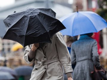 Vo štvrtok Slovensko zasiahnu búrky, silný vietor a krúpy. Najviac ohrozené sú tieto oblasti