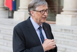 Bill Gates si nevyberá ruky z vreciek? Zvláštne návyky významných svetových osobností