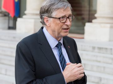 Bill Gates si nevyberá ruky z vreciek? Zvláštne návyky významných svetových osobností