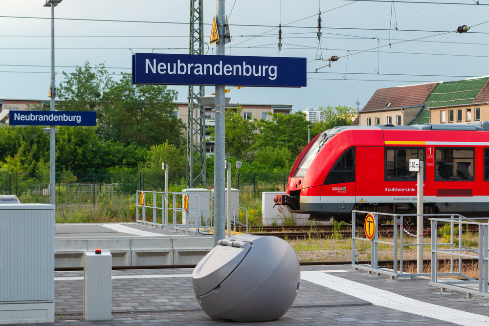 železničná stanica, Neubrandenburg, Nemecko, dúhová vlajka, trestný čin