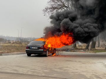 Nemcovi na diaľnici vzbĺklo auto. Horiace vozidlo uhasil pivom