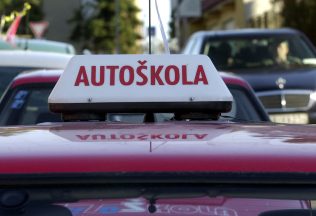 Zvládol by si autoškolu aj v roku 2023? Slováci plačú nad novými testami, polícia si ich pochvaľuje