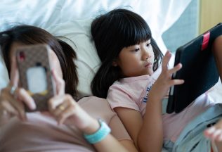 Čína bude obmedzovať deťom a tínedžerom prístup k internetu a mobilom