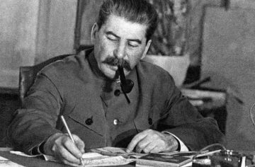 Málo známe fakty o súdruhovi Stalinovi. Bol posadnutý nahými mužmi a chcel dať zabiť amerického herca