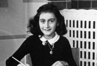 Bola Anna Franková bisexuálna? Necenzurované stránky jej denníka prirovnávajú k pornografii