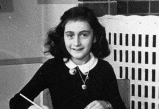 Bola Anna Franková bisexuálna? Necenzurované stránky jej denníka prirovnávajú k pornografii