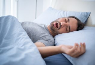 Túžiš po spánku bez zvukovej kulisy? Toto sú efektívne rady, ako bojovať s chrápaním