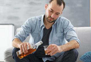 Otrava alkoholom nie je problém tínedžerov. V štatistikách prevyšujú starší