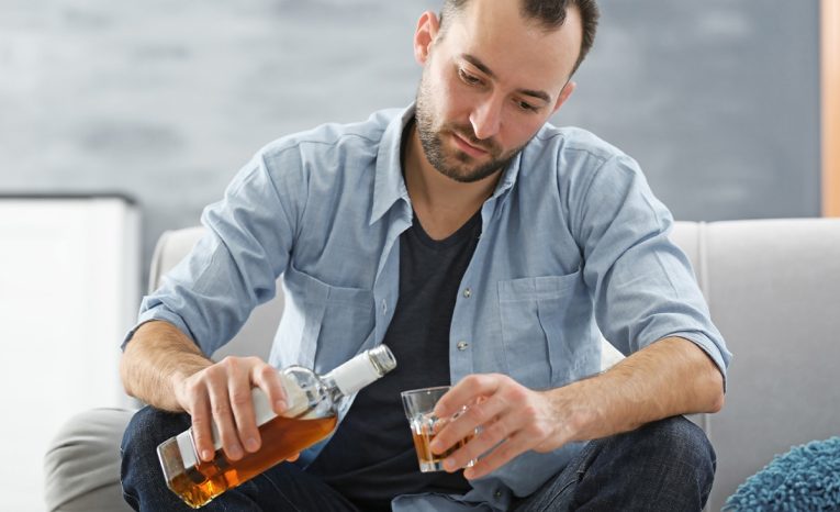 Otrava alkoholom nie je problém tínedžerov. V štatistikách prevyšujú starší