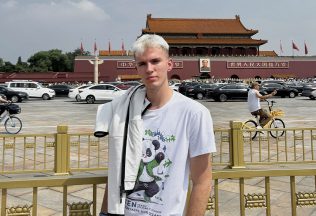 Mladý Slovák v Číne: Hip-hop je tu zakázaný, mladé Číňanky sa mi doslova hádžu k nohám