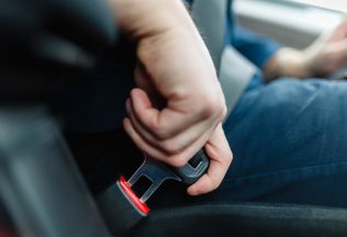 Prečo nenávidíme pásy v aute? Staré noviny vysvetľujú, ako sa odpor voči bezpečnostnému prvku zrodil