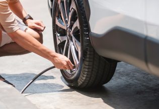 Oplatia sa ti celoročné pneumatiky alebo radšej kúpiť zimné? Zváž tieto dôležité veci
