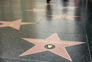 Získať hviezdu na Hollywoodskom chodníku slávy nie je jednoduché ani lacné. Čo všetko treba splniť?