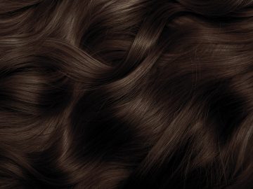 Máš kučeravé vlasy? Vedci prišli na to, kde majú kučery svoj pôvod a aký je ich význam