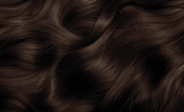 Máš kučeravé vlasy? Vedci prišli na to, kde majú kučery svoj pôvod a aký je ich význam