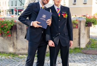 Známy slovenský moderátor sa oženil s mužom. Na svadbe nechýbali dúhové kravaty