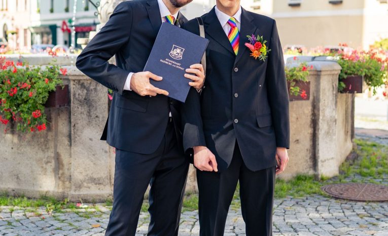 Známy slovenský moderátor sa oženil s mužom. Na svadbe nechýbali dúhové kravaty