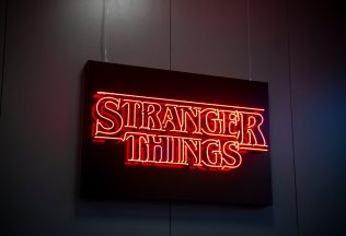 Stranger Things mieri na divadelné dosky. Pozrie sa na príbeh Vecnu a vrátia sa aj ďalšie známe postavy